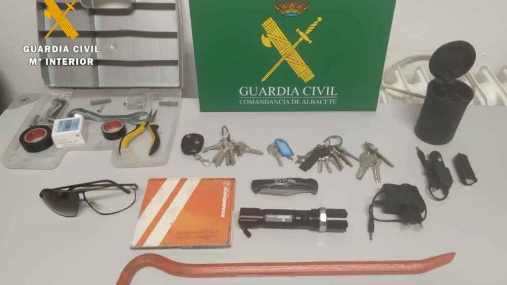 Los útiles de los que se servían los presuntos ladrones detenidos en Villarrobledo.