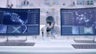 Una científica en un laboratorio estudiando el ADN. iStock