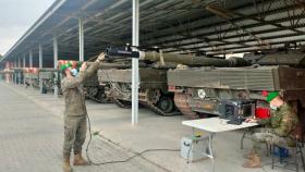 Labores de mantenimiento de uno de los tanques de combate Leopard que posee el Ejército español.