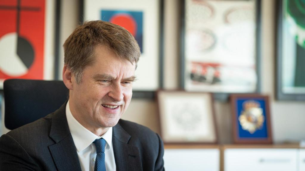 El embajador británico, Hugh Elliott, durante su entrevista telemática con EL ESPAÑOL.