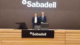 Leopoldo Alvear, director financiero de Sabadell, y César González-Bueno, consejero delegado, durante la presentación de resultados de este jueves.