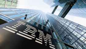 Logo de IBM en la entrada de las oficinas de la compañía en Múnich (Alemania).