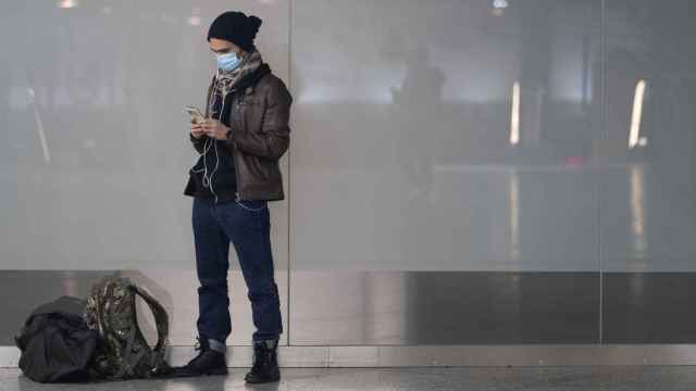 Un viajero consulta su teléfono móvil en la estación de tren de Atocha de Madrid en diciembre de 2022.