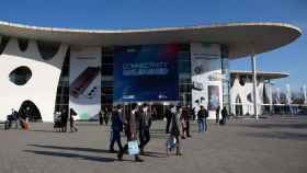 Visitantes abandonan la Fira en la clausura del Mobile World Congress (MWC) 2022.