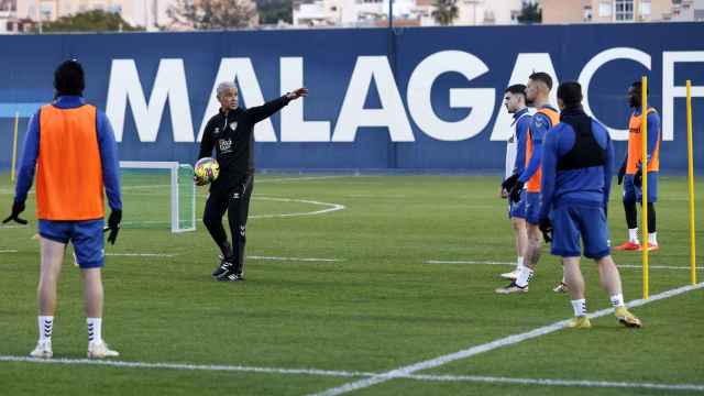 Sergio Pellicer dirige un entrenamiento con el Málaga CF