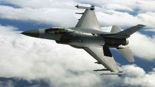 F-16 Fighting Falcon en pleno vuelo