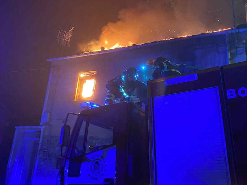 Imagen del incendio de la vivienda en Berlanga del Bierzo