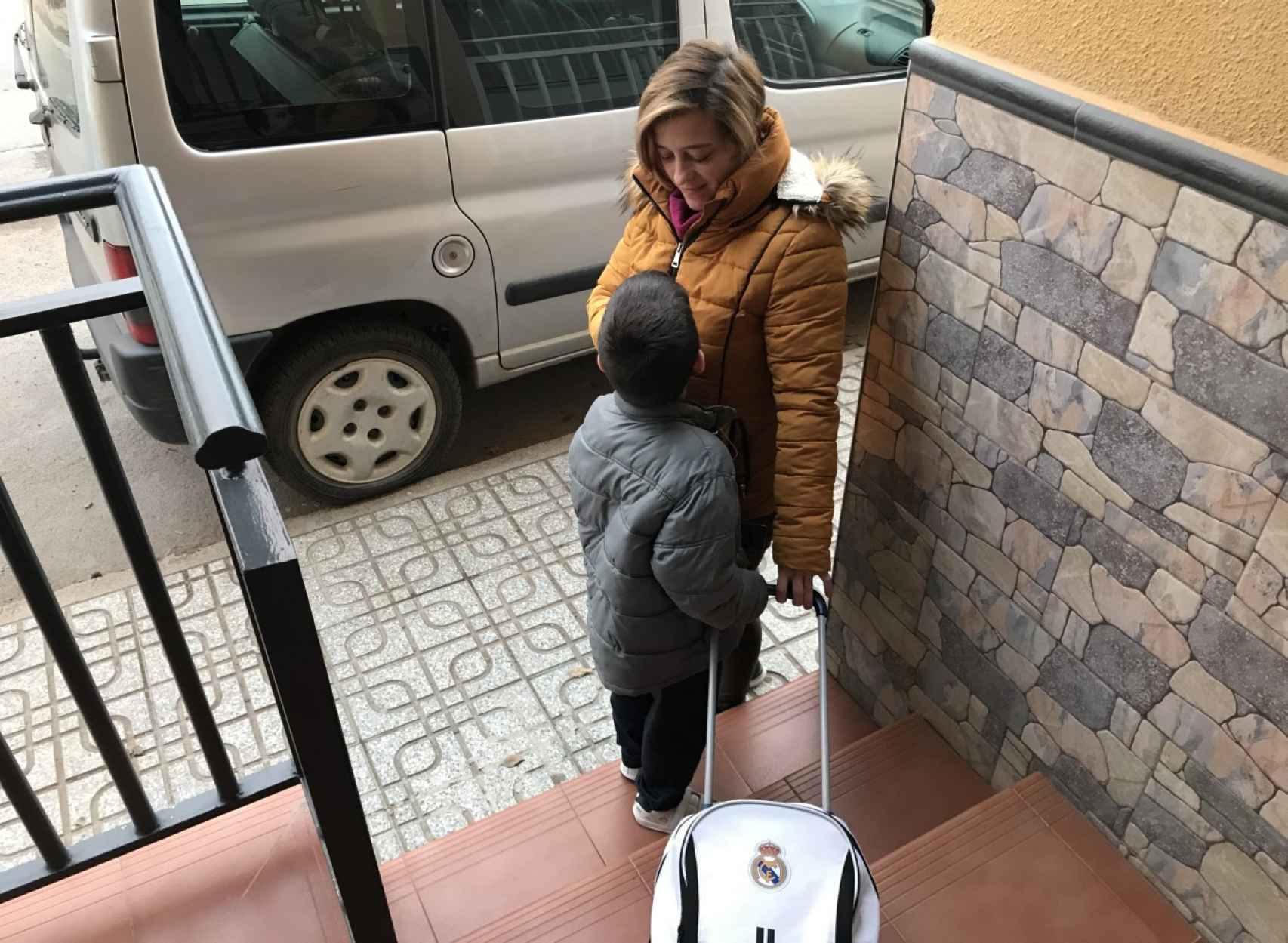 Adrián sale de casa junto a su madre para acudir al colegio.