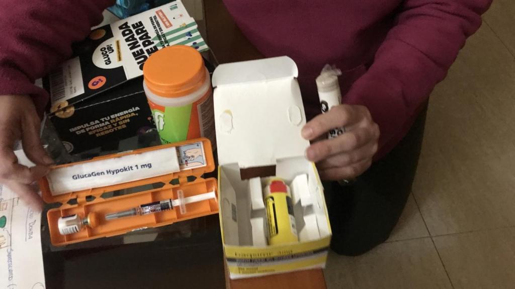 Parte del material sanitario para la diabetes que la familia aporta al colegio.