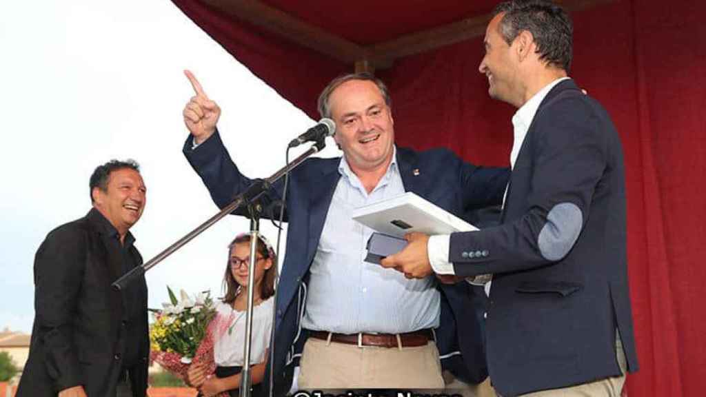 El presidente de la Real Sociedad, Jokin Aperribay, durante su visita a Serrada junto al alcalde y a Eusebio