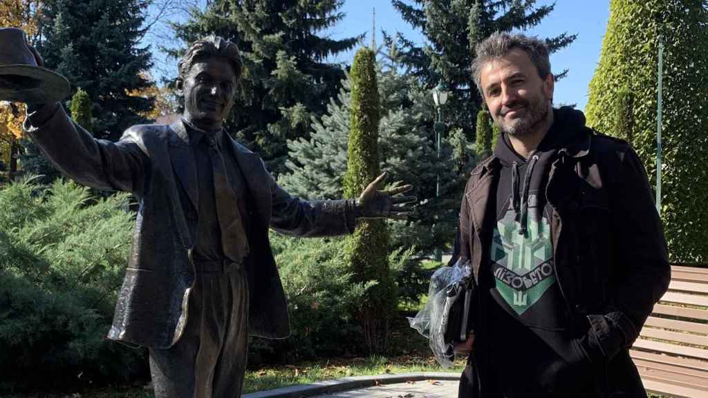 Borja Lasheras junto a la estatua de Les Kurbas, miembro de Renacimiento ejecutado, en el parque Shevchenko de Járkiv