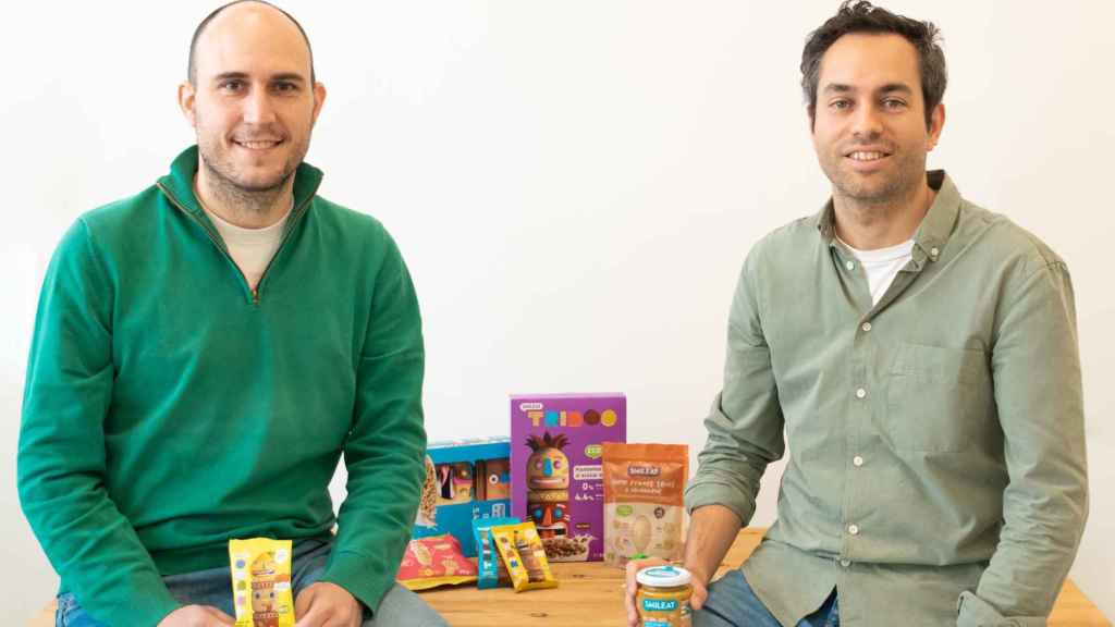 Javi Quintana y Alberto Jiménez posan con el catálogo de productos ecológicos y sin azúcar de Smileat.
