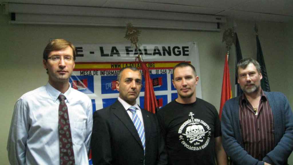 A la izquierda, Stanislav Shevchuk en la sede de La Falange, en 2015. A su lado, Manuel Andrino. A la derecha, Stanislav Vorovyov, líder del MIR reclamado como terrorista por EEUU. Redes S