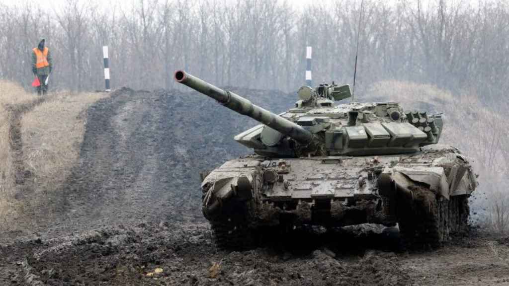 Carro ruso T-72 de maniobras en el Donbás, Ucrania, 2020.