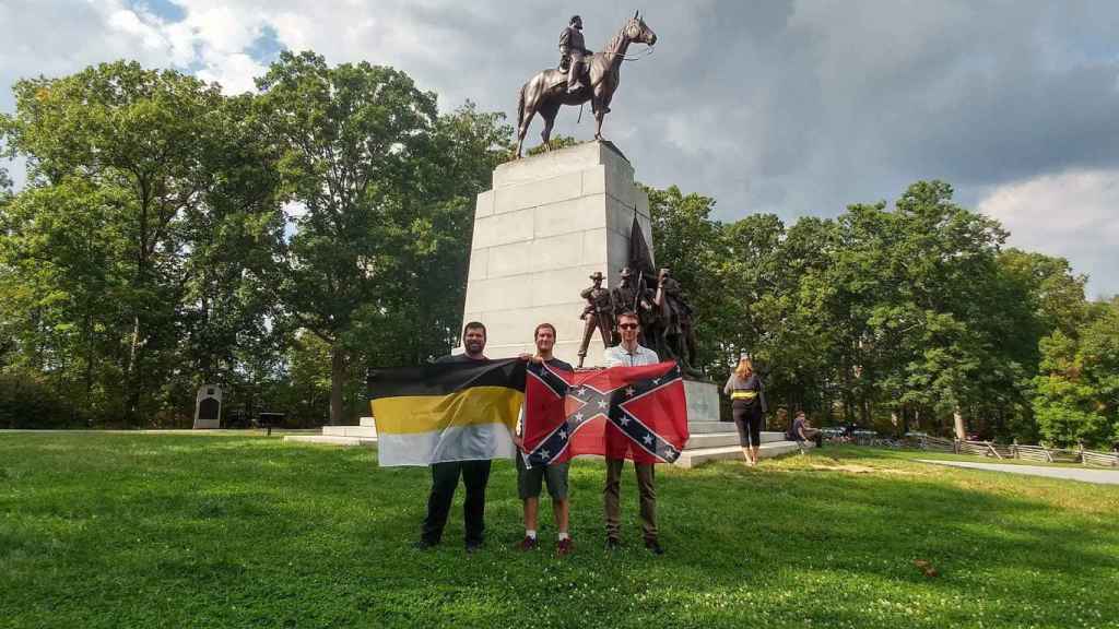 Shevchuk, a la derecha, bajo un monumento confederado de Robert E. Lee en una visita a USA junto a Matthew Heimbach, izquierda, antiguo supremacista blanco reconvertido en nacional bolchevique. Redes