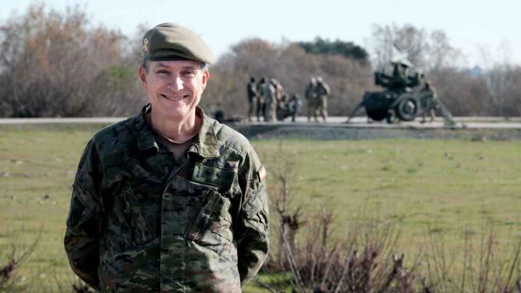El coronel Diego Alcolea Navarro, jefe del Regimiento de Artillería Antiaérea nº 74 con sede en El Copero, durante el adiestramiento de los militares ucranianos