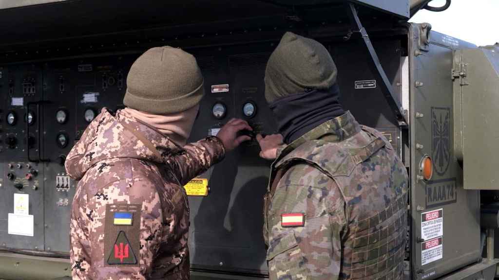 Un militar ucraniano y su instructor español manejan un radar de guiado de misiles Hawk en la base de El Copero.