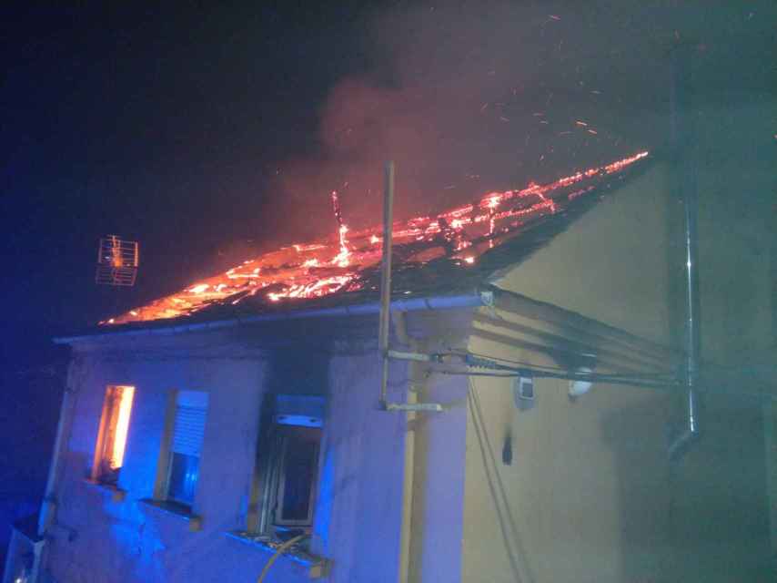 Imagen del incendio en una vivienda de Berlanga del Bierzo