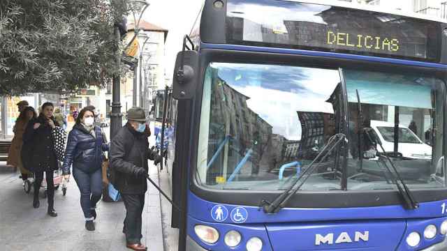 Usuarios del bus urbano en Valladolid
