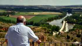 Francisco Igea mirando al río Duero a su paso por Toro, durante la campaña electoral de 2019