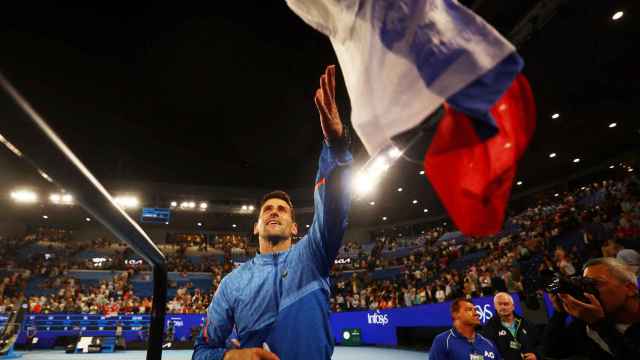 Novak Djokovic celebra una victoria en el Abierto de Australia con la bandera de Serbia