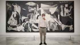 Manuel Borja-Villel frente al 'Guernica' de Picasso, en la sala del Museo Reina Sofía