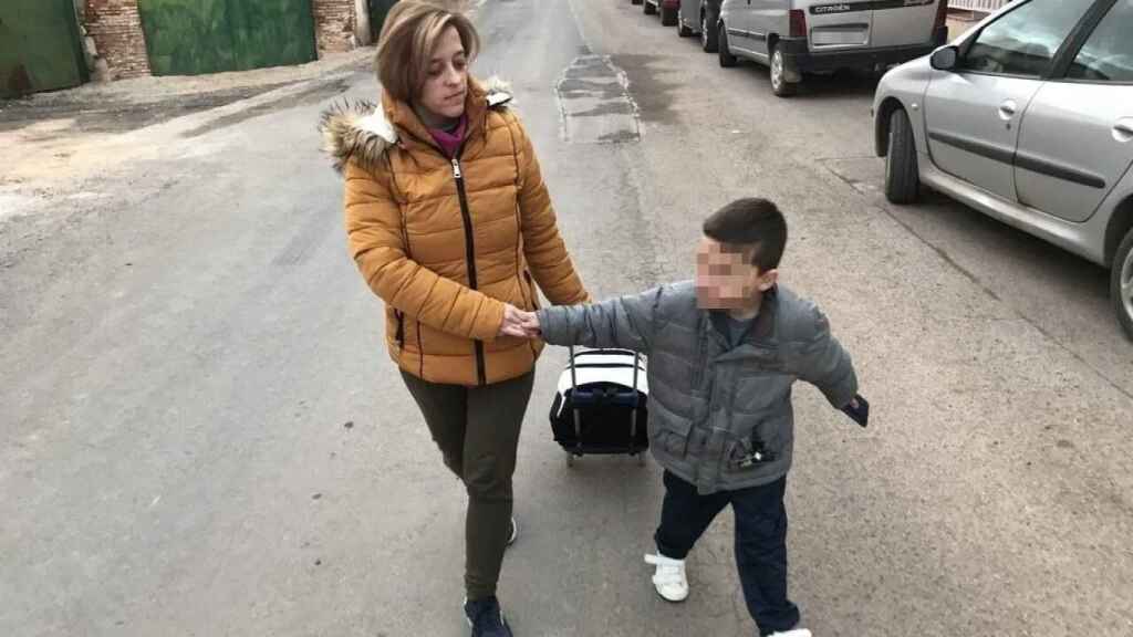 Mari Carmen llevando al colegio a su hijo.