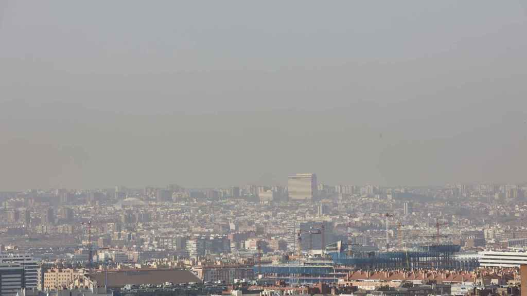 Imagen de la boina de contaminación en Madrid, en febrero de 2022, en Madrid (España).