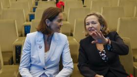 La ministra de Industria, Reyes Maroto, junto a la vicepresidenta primera del Gobierno y ministra de Asuntos Económicos y para la Transformación Digital, Nadia Calviño.