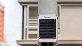 Un sensor para medir la calidad del aire y el nivel acústico instalado en una ciudad.