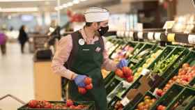 Trabajador de Consum, cooperativa de supermercados que ha subido los salarios un 9% en 2023. EE