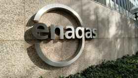 Detalle del logo de Enagás en la sede de la empresa de infraestructuras de gas natural en Madrid.