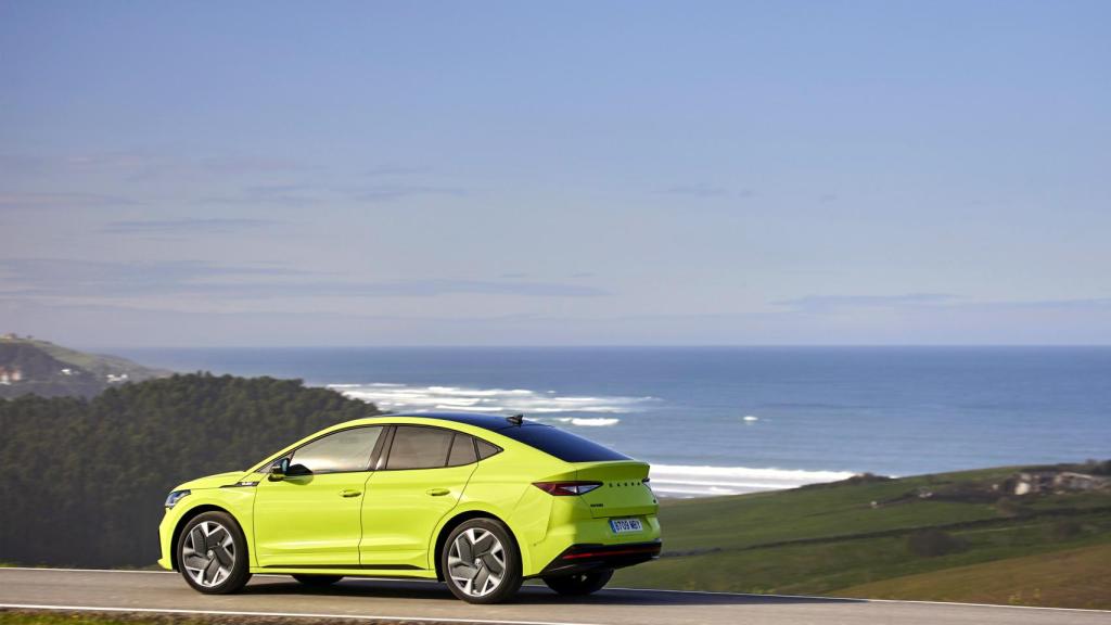 El Skoda Enyaq Coupé iV mide 4,65 metros de largo.