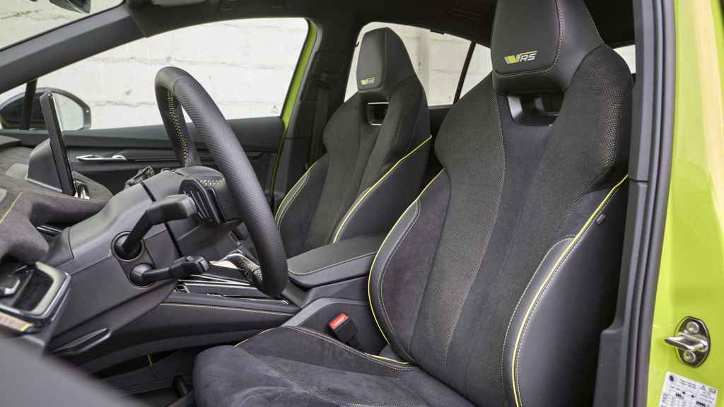 El Skoda Enyaq Coupé iV incorpora asientos deportivos en su interior.