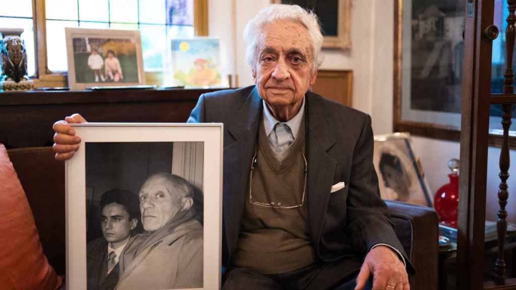 José Luis Galicia posa en su casa con una foto que atesora, enmarcada, con su amigo Pablo Ruiz Picasso.