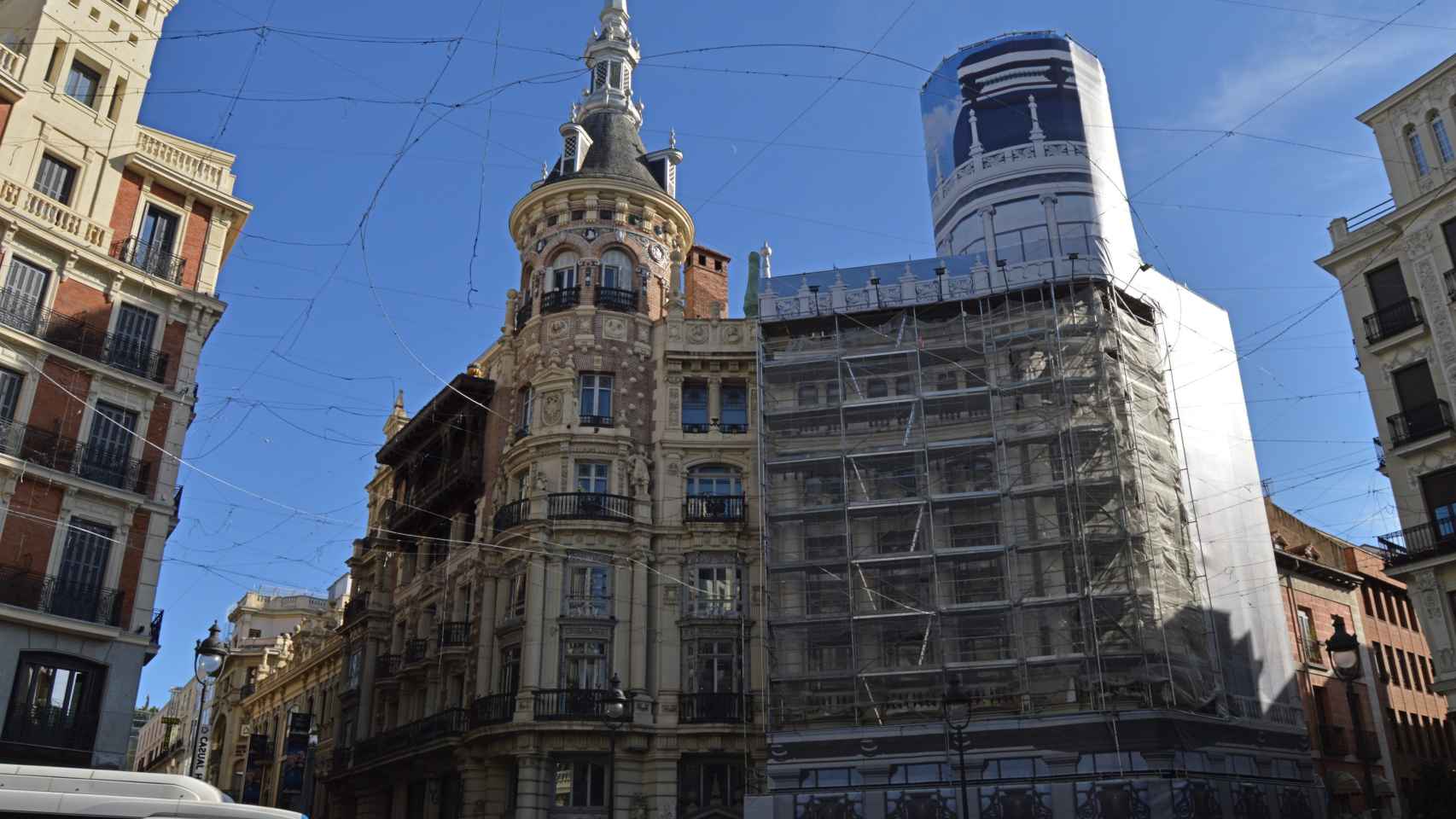 Estado actual de Casa Allende y del edificio Meneses, con andamios de obra.