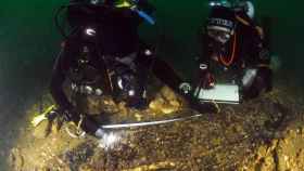 Arqueólogos subacuáticos realizando mediciones sobre el pecio del 'Klein Hollandia'. Foto: Martin Davies / Nautical Archaeology Society