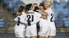 Piña de las jugadoras del Real Madrid Femenino para celebrar un gol ante el Athletic Club
