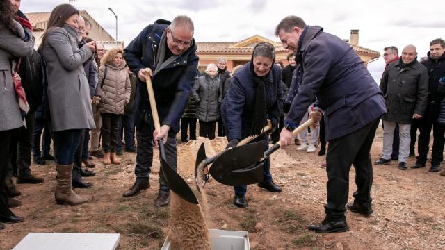 García-Page pone la primera piedra de la futura residencia de mayores de Munera (Albacete)