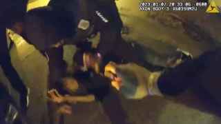 Los policías de Memphis se turnaron para golpear a Tyre Nichols mientras le rociaban spray pimienta