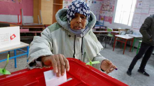 Mujer tunecina ejerciendo su derecho a votar.
