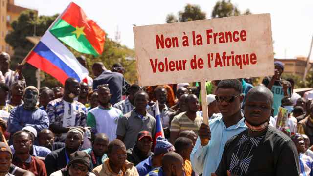 Manifestantes protestando contra Francia en Ougadugú y ondeando la bandera rusa..