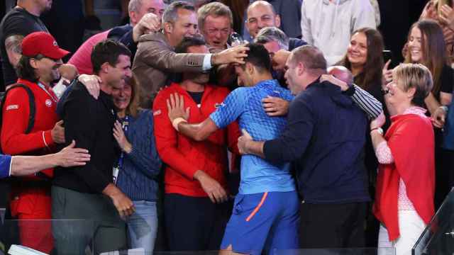 Djokovic celebra la victoria en el Abierto de Australia con su palco.