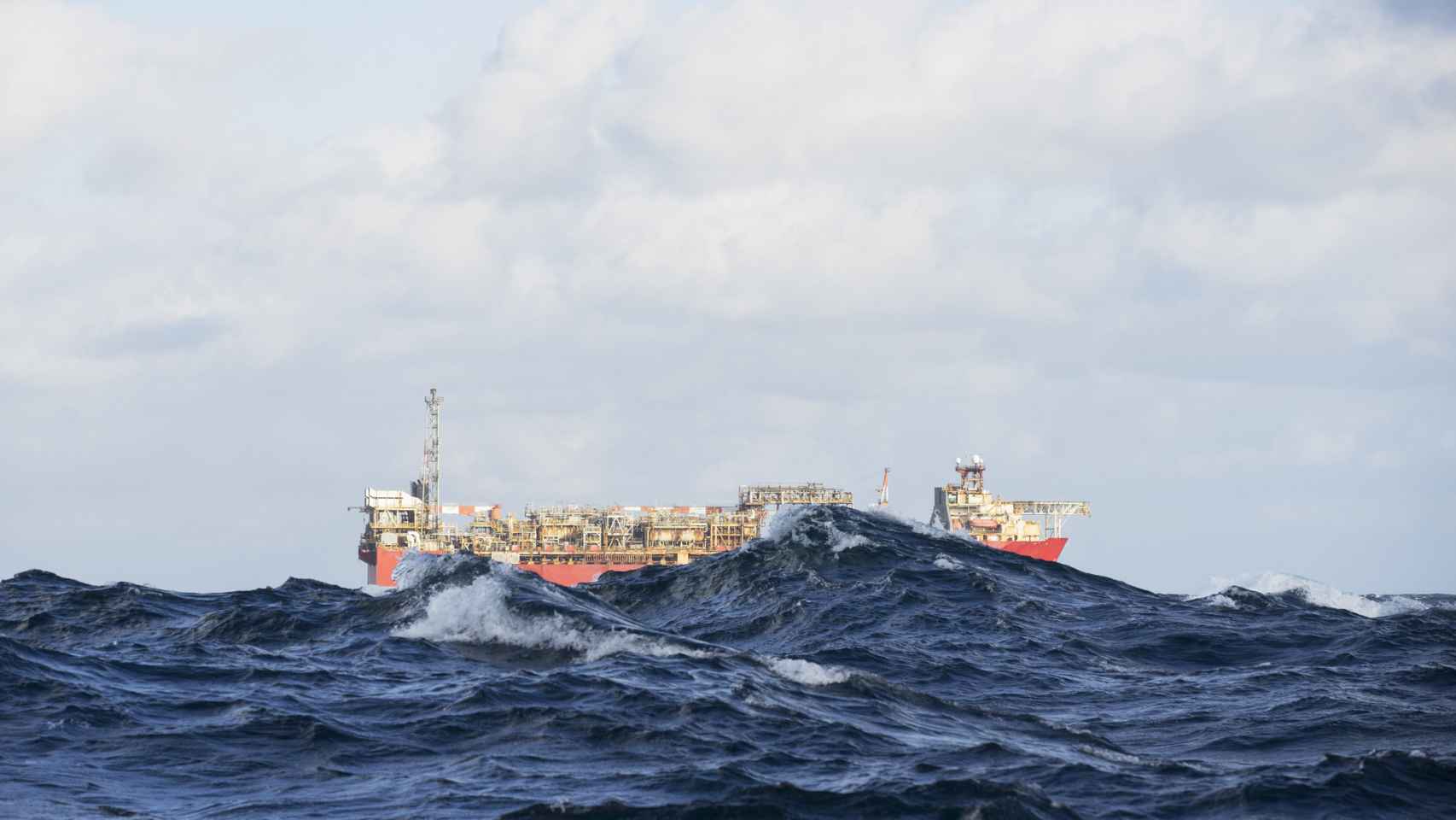 Una plataforma de petróleo en el mar.