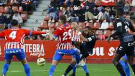 Ramalho remata dentro del área durante el Sporting de Gijón vs. Málaga CF