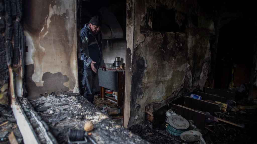 Un hombre ucraniano, en su destruida casa en Kostiantynivka
