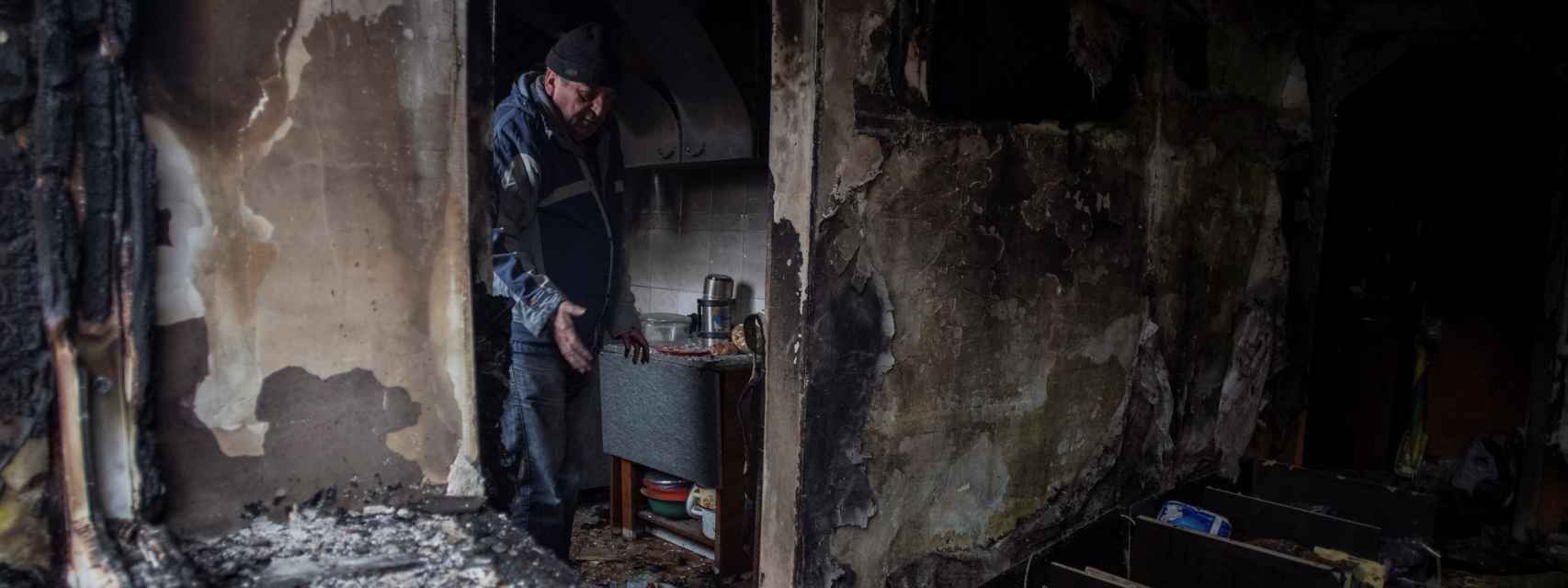 Un hombre ucraniano, en su destruida casa en Kostiantynivka.