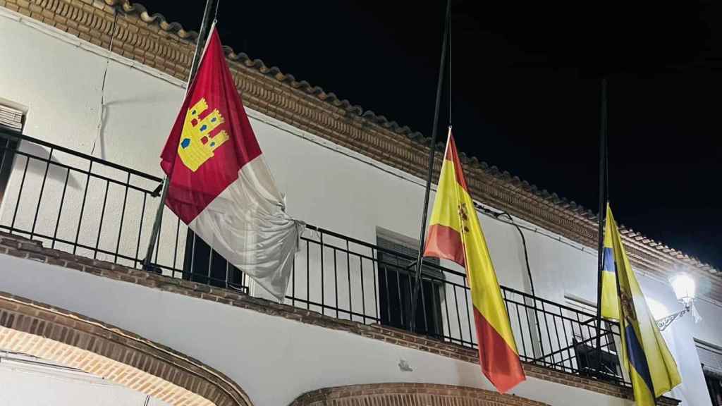 Las banderas del Ayuntamiento de Villarrubia de Santiago ondeando a media asta.