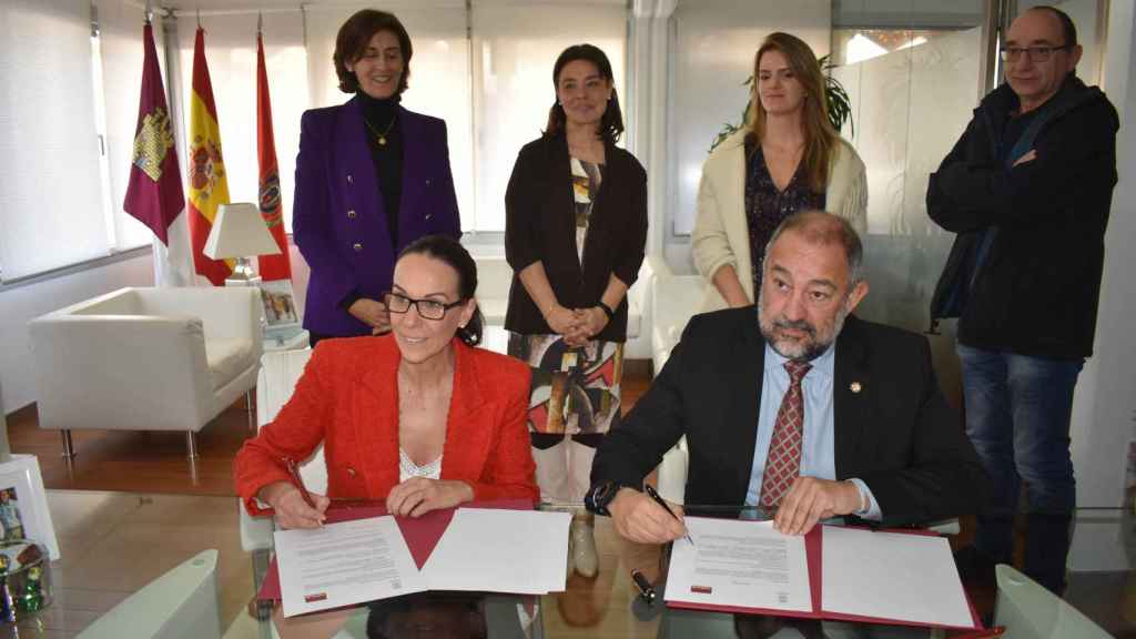 Firma del convenio entre el Ayuntamiento de Ciudad Real y la UCLM.