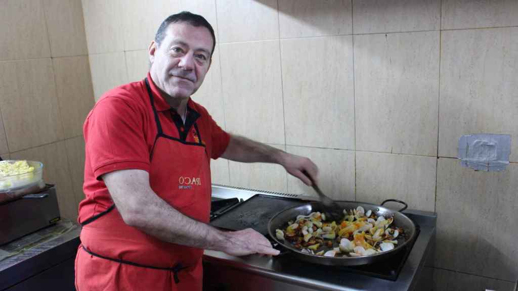 El cocinero Paco Porrero, preparando el menú del día más barato de España.